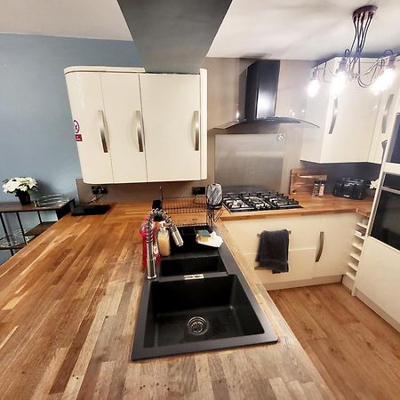 3-Bed Family Haven With Free Parking Daire Huddersfield Dış mekan fotoğraf