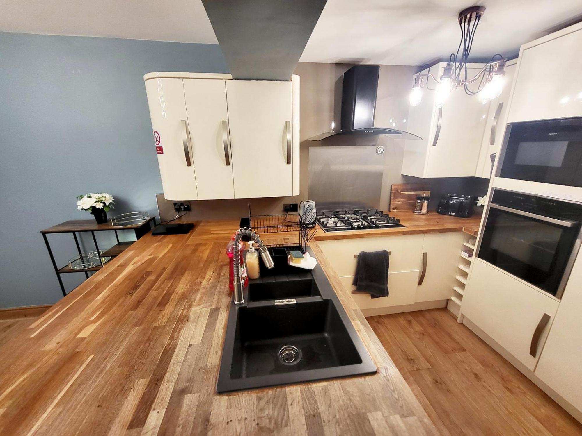 3-Bed Family Haven With Free Parking Daire Huddersfield Dış mekan fotoğraf