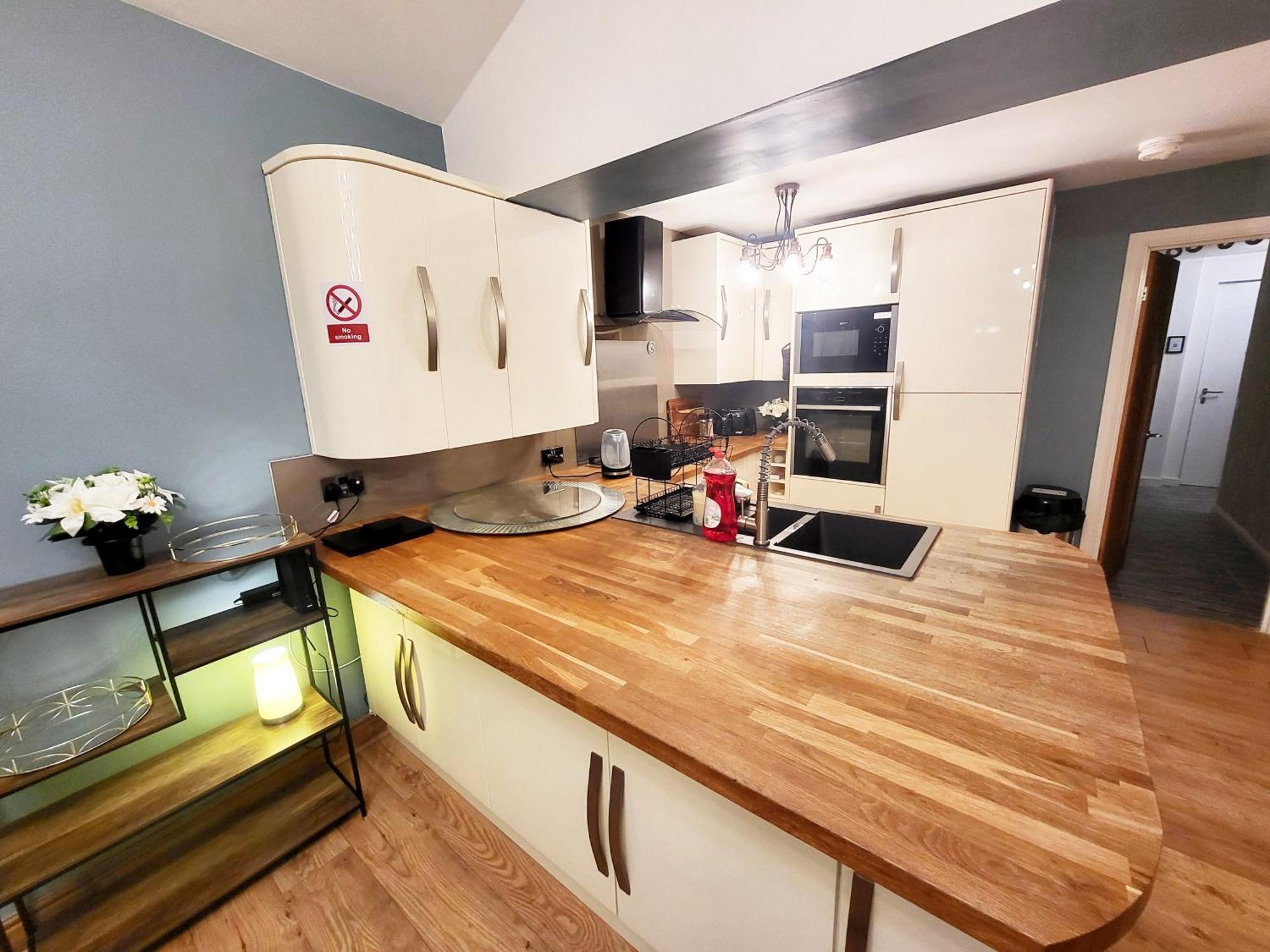 3-Bed Family Haven With Free Parking Daire Huddersfield Dış mekan fotoğraf