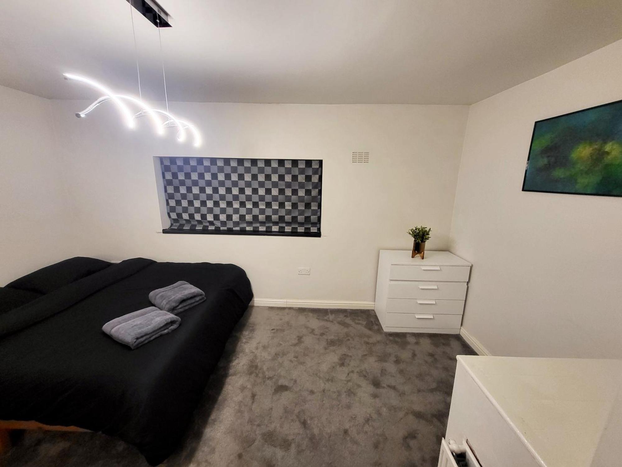 3-Bed Family Haven With Free Parking Daire Huddersfield Dış mekan fotoğraf