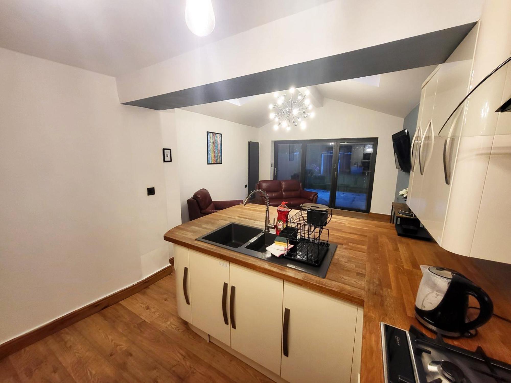 3-Bed Family Haven With Free Parking Daire Huddersfield Dış mekan fotoğraf